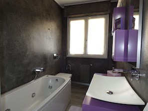 Ensemble douche/baignoire, bidet, papier toilette