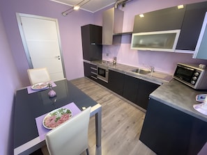 KĂŒhlschrank, Mikrowelle, Ofen, Herdplatte