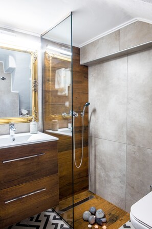 Apartment, 1 Bedroom | Bathroom | Shower, towels