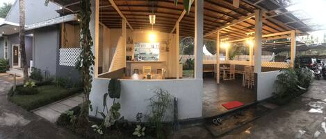 تقديم الإفطار والغداء والعشاء