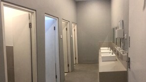 共用宿舍, 男女混合宿舍 | 浴室洗手盆