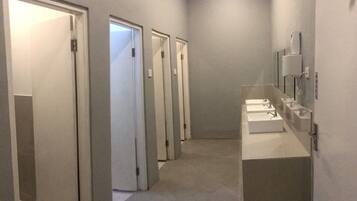 Asrama Umum, asrama campuran | Wastafel kamar mandi