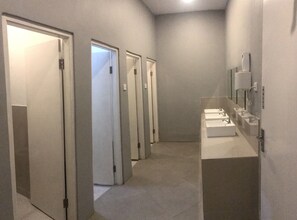 Gemeinsamer Schlafsaal, Gemischter Schlafsaal | Waschbecken im Bad