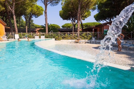 Una piscina al aire libre de temporada, sillones reclinables de piscina. Gitavillage Il Gabbiano