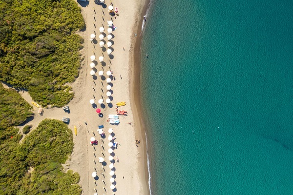 Playa privada, playa de arena negra, camastros y sombrillas