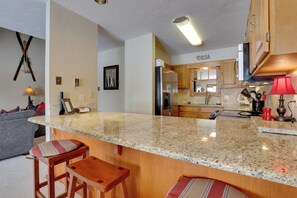 Fridge, microwave, stovetop, dishwasher - Eclectic Eagle-Vail Condo: 2 Miles to Beaver Creek (Eagle-Vail)