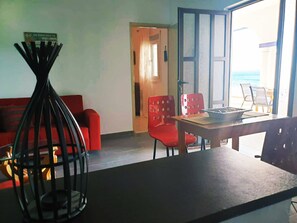 Appartement, 1 slaapkamer, terras, uitzicht op zee | Woonruimte | Flatscreentelevisie