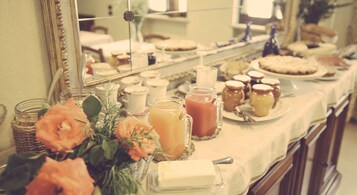 Free daily buffet breakfast