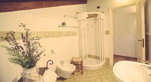 標準雙人房 | 浴室 | 淋浴設備、免費梳洗用品、坐浴桶、提供毛巾