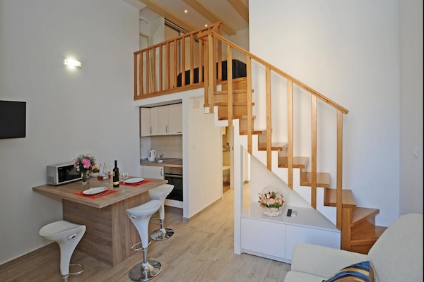 Studio (Studio Apartment) | Dineren in de kamer