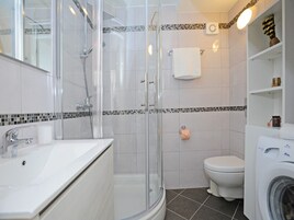 Estúdio (Comfort Studio Apartment) | Banheiro | Chuveiro, toalhas de banho