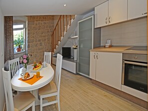 Estudio (Comfort Studio Apartment) | Cocina privada | Refrigerador, microondas, cafetera y tetera y tetera eléctrica 