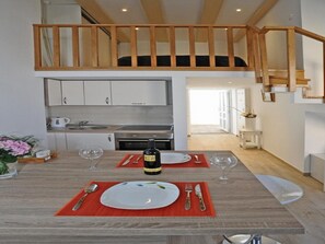 Estudio (Studio Apartment) | Cocina privada | Refrigerador, microondas, cafetera y tetera y tetera eléctrica 