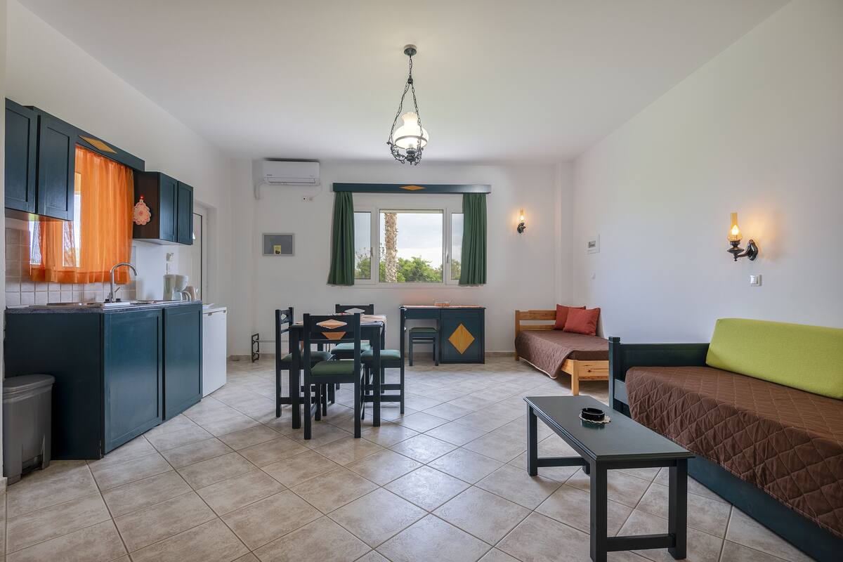 Standard Quadruple Room | Living area