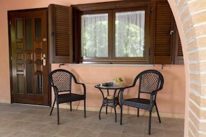 Comfort driepersoonskamer | Terras