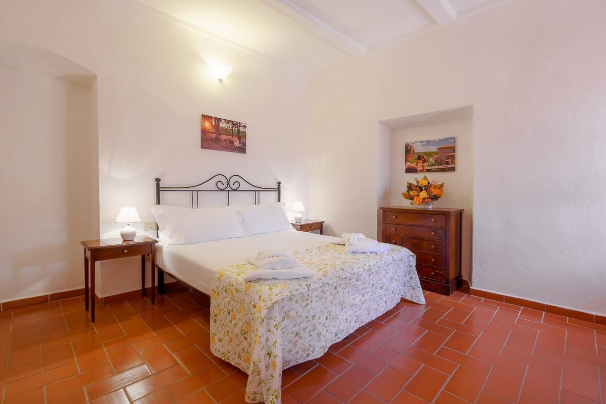 1 bedroom, in-room safe