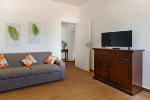 Economy Apartment | Living area | 28-inch flat-screen TV with digital channels, TV, table tennis - Pian dei Mucini Resort (Massa Marittima)