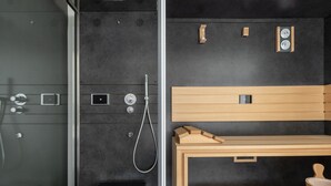 Bathroom shower - Como Luxury Lake View Spa (Como)