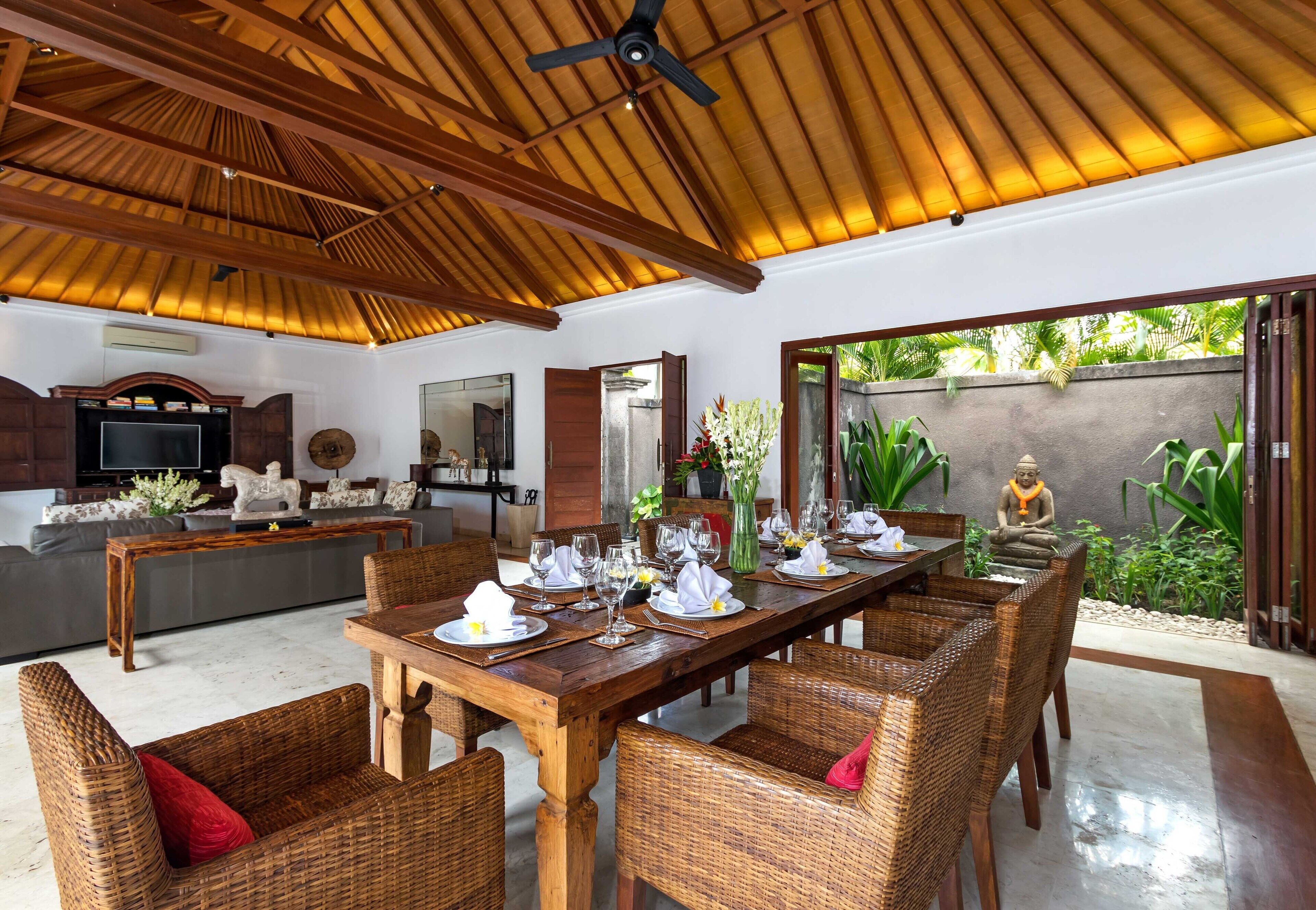 Villa, 4 Bedrooms | In-room dining