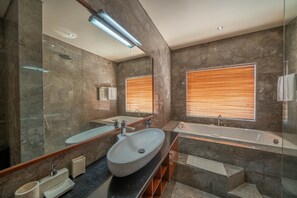Villa, 3 habitaciones | Baño | Secadora de cabello, toallas, jabón, shampoo 