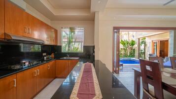 Villa, 3 Bedrooms | Dapur kecil peribadi | Peti sejuk, ketuhar gelombang mikro, dapur