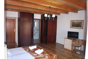 A bedroom with a bed, a television, a desk, and a wardrobe. - Relax Adriatic House (Omis)