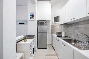 Fridge, microwave, stovetop, coffee/tea maker