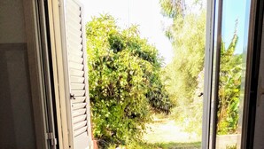 A room with a window overlooking a garden. - Tertenia Ground Floor South 3 min Walk From the sea (Tertenia)