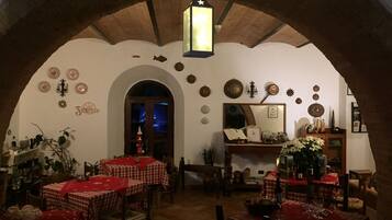 Room, 1 Bedroom | Dining