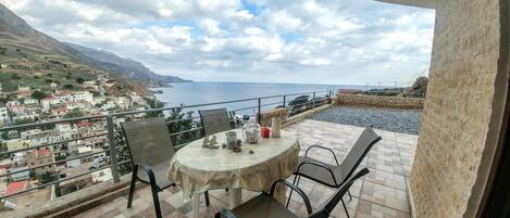 House, 3 Bedrooms | Terrace/patio