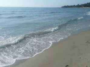 A beach with waves gently lapping onto the shore. - Always on Foot 3 min to the Beach Center With Double Terrace (Tertenia)