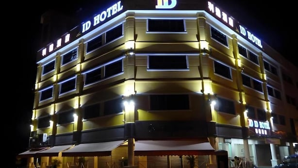Monikerroksinen hotelli, jonka julkisivussa on suuri, huomiota herättävä «ID HOTEL» -kyltti.