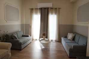 Appartement, 3 chambres | Salle de séjour | Télévision à écran plat