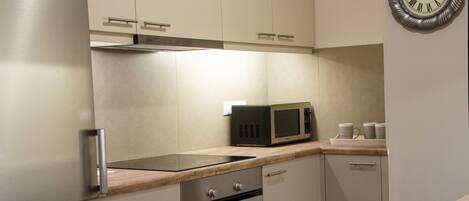 Apartment, 3 Bedrooms | Private kitchen | Full-size fridge, microwave, oven, stovetop