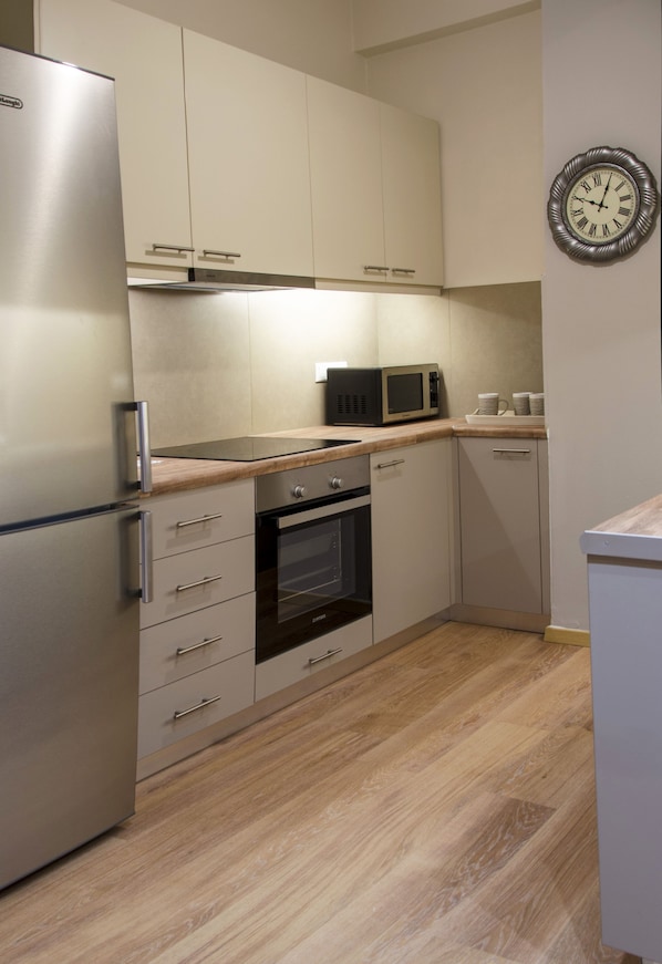 Appartement, 3 chambres | Cuisine privée | Grand réfrigérateur, micro-ondes, four, plaque de cuisson