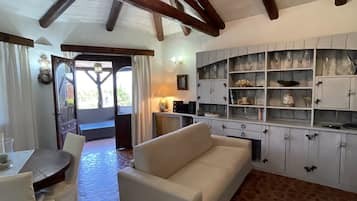 House, 3 Bedrooms, Smoking, Balcony | 3 bedrooms