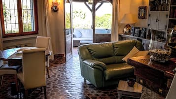 House, 3 Bedrooms, Smoking, Balcony | Lounge