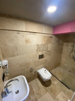 Economy Double Room | Badezimmer