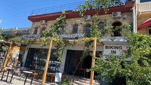 Edifici amb un rètol que diu 'Adventure in Cappadocia' i 'Celsius Coffee Roastery'.