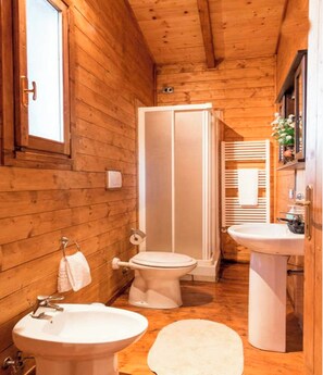 Bungalow, 2 Bedrooms, Accessible, Smoking | Bathroom