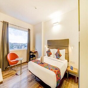 Brankas, meja kerja, setrika/meja setrika, dan Wi-Fi gratis