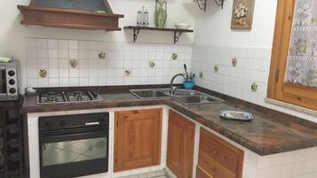 Departamento, 2 habitaciones, para fumadores, alberca privada | Cocina privada | Refrigerador, parrilla de estufa, periquera y utensilios de cocina