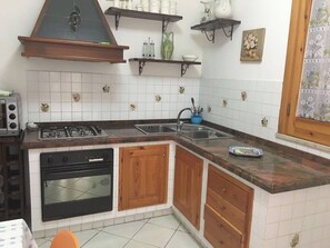Appartement, 2 slaapkamers, roken, privézwembad | Privékeuken | Een koelkast, een kookplaat, een kinderstoel