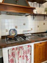 Refrigerador, placa de cocina, silla alta para bebés