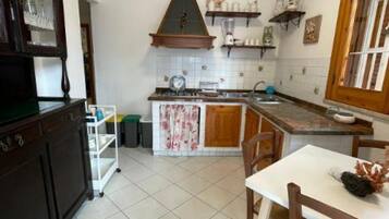 Apartemen, 2 kamar tidur, Boleh Merokok, kolam renang pribadi | Dapur pribadi | Lemari es, kompor, dan kursi makan untuk bayi