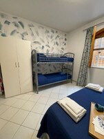 2 habitaciones, tabla de planchar con plancha y ropa de cama 