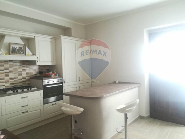 Fridge, oven, stovetop, dishwasher - Mountain apartment with lakes and excursions (Montereale)