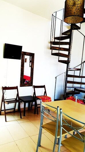 Apartemen, 2 kamar tidur, balkon | Area keluarga | TV layar datar