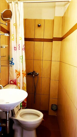 Apartemen, 2 kamar tidur, balkon | Kamar mandi | Pengering rambut dan handuk