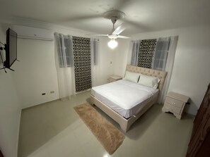 2 bedrooms, in-room safe, desk, iron/ironing board